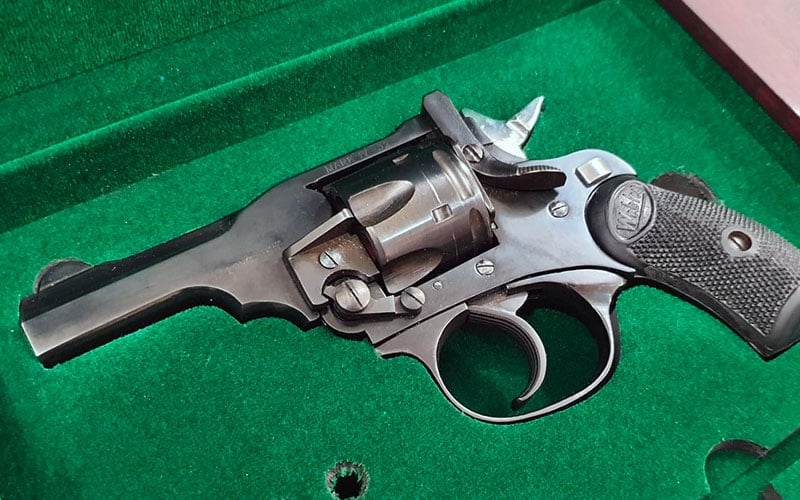 Webley & Scott India .32 Mk IV Revolver in presentation box
